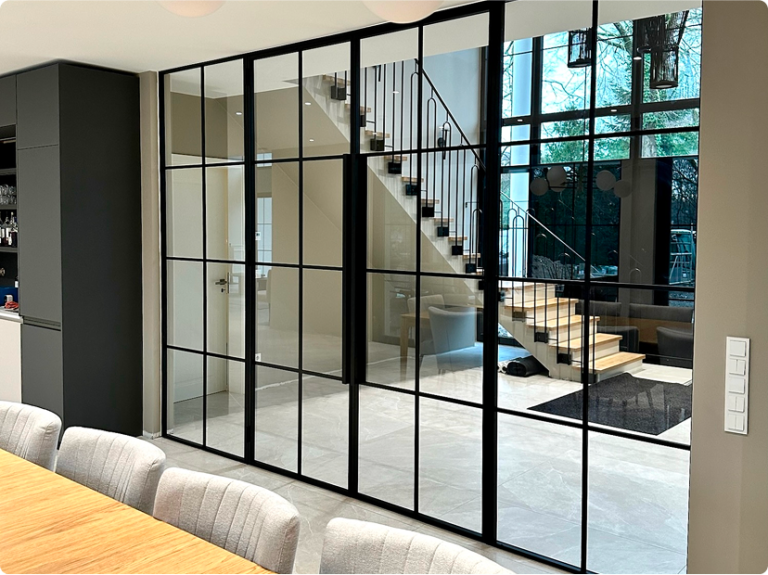 Glas-Raumteiler im Loft-Stil mit schwarzem Stahlrahmen – ideal für offene Wohn- und Arbeitsbereiche