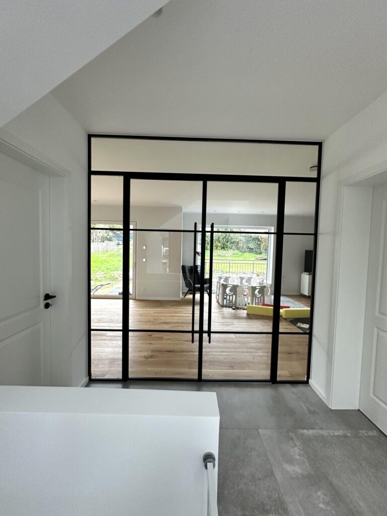 Loft-Doppeldrehtür mit zwei Seitenteilen und Oberlicht im Flexi-Design