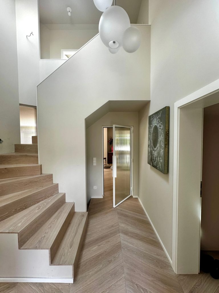 Weiße Loft Drehtür mit Visiosun-Glas als elegante Innentür