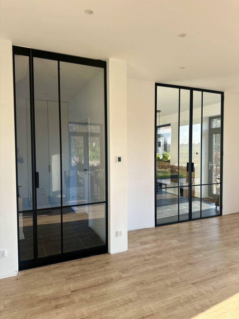 Lofttüren im CROSS2 Design als Glastüren für Küche und Wohnbereich