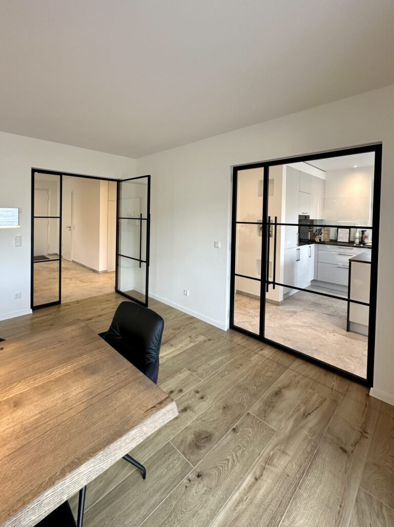 Lofttür Köln: Drehflügeltür mit festem Seitenteil im Wohnzimmer