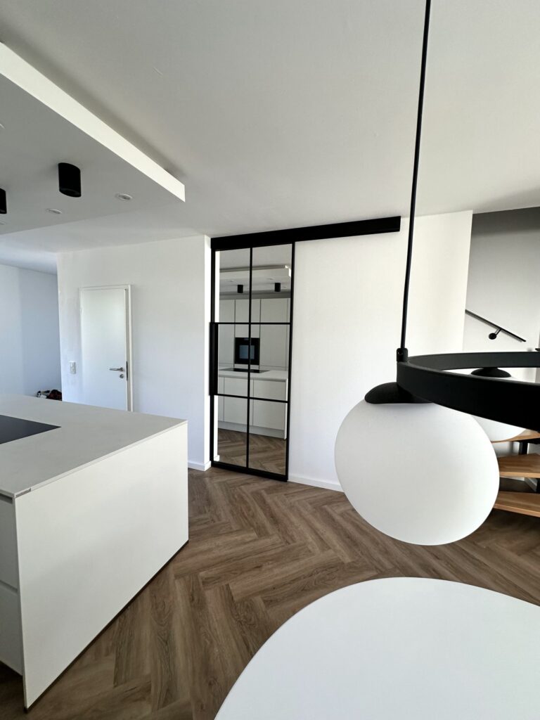 Loft-Schiebetür mit Spiegelglas für Speisekammer – Projekt in der Küche