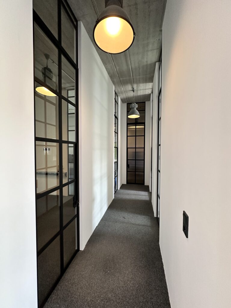 Loft Drehtür mit Oberlicht und PURE-Profil in Büroeinbau