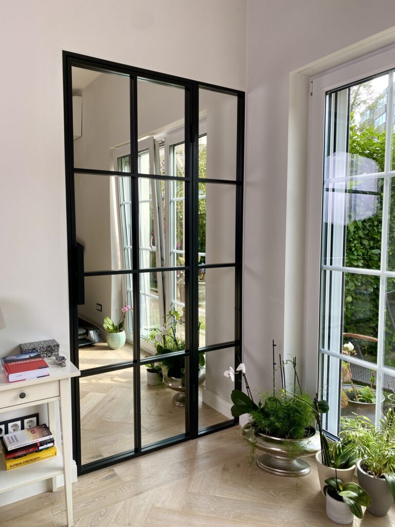 Spiegeltür mit Loftprofil für Schlafzimmer-Garderobe – Projekt in Köln