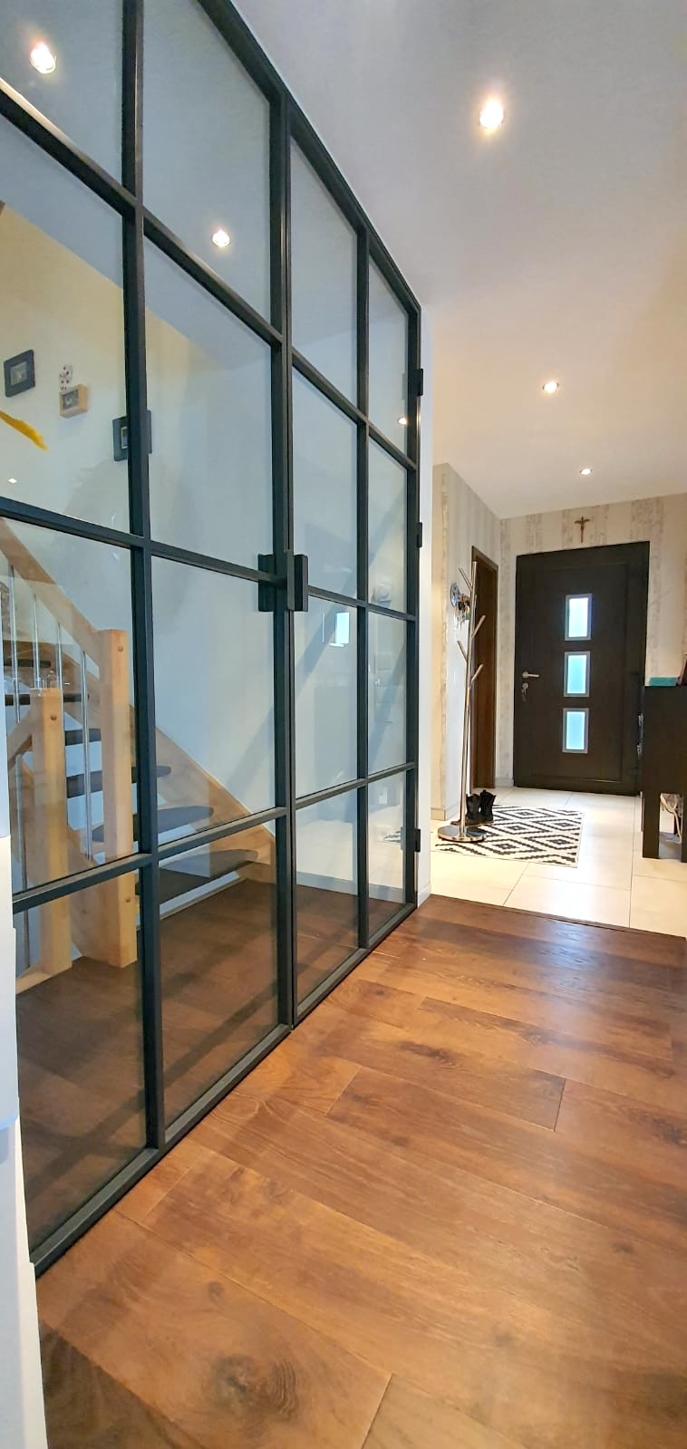 Doppelflügeltür mit Design Polo3 als Zugang vom Treppenhaus ins Wohnzimmer