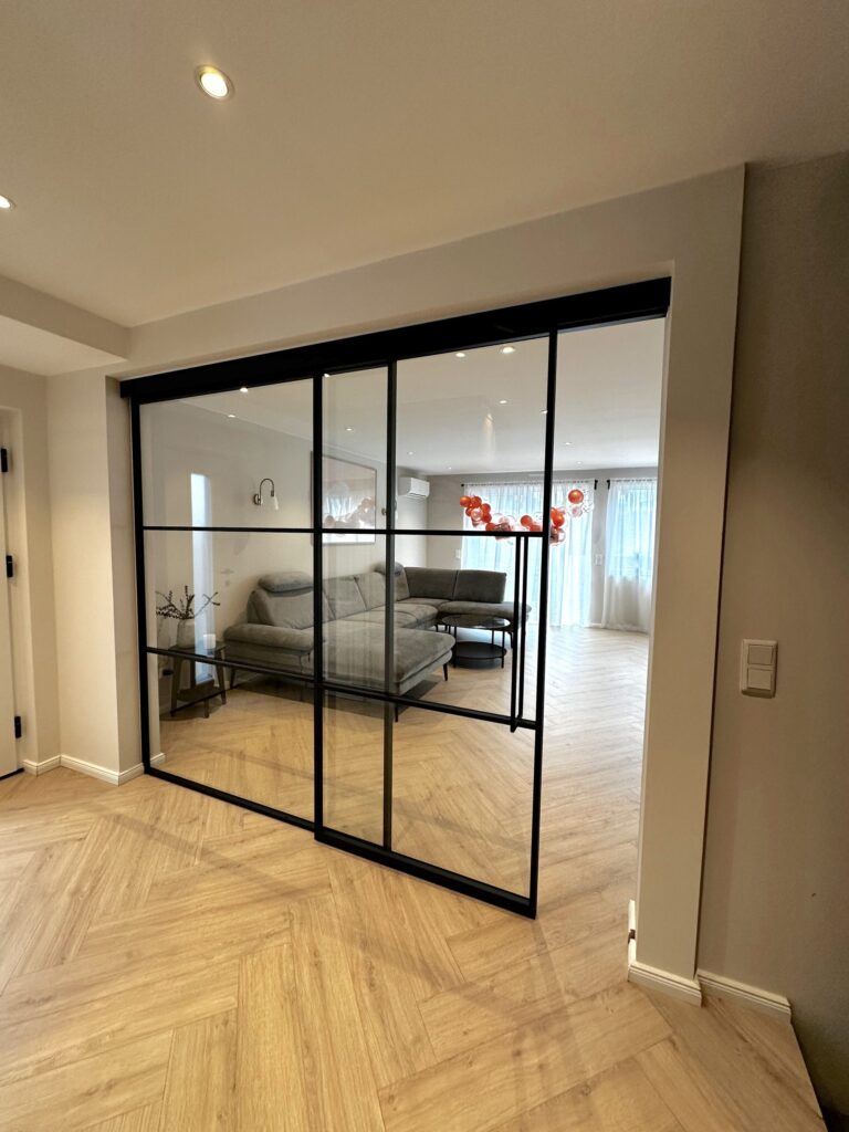 Loft Schiebetür mit einem FIX-Element und Klarglas als Wohnzimmertür