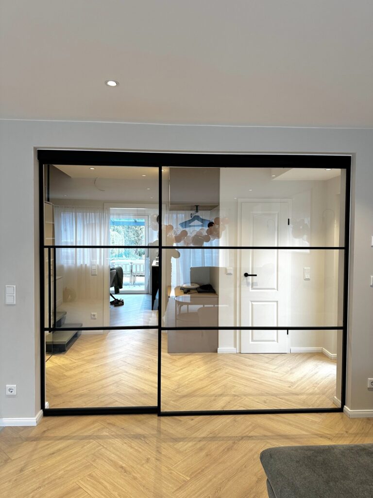 Loft Schiebetür mit einem FIX-Element und Klarglas als Wohnzimmertür