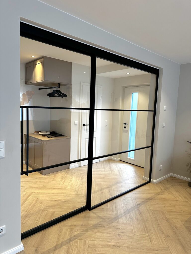 Loft Schiebetür mit einem FIX-Element und Klarglas als Wohnzimmertür