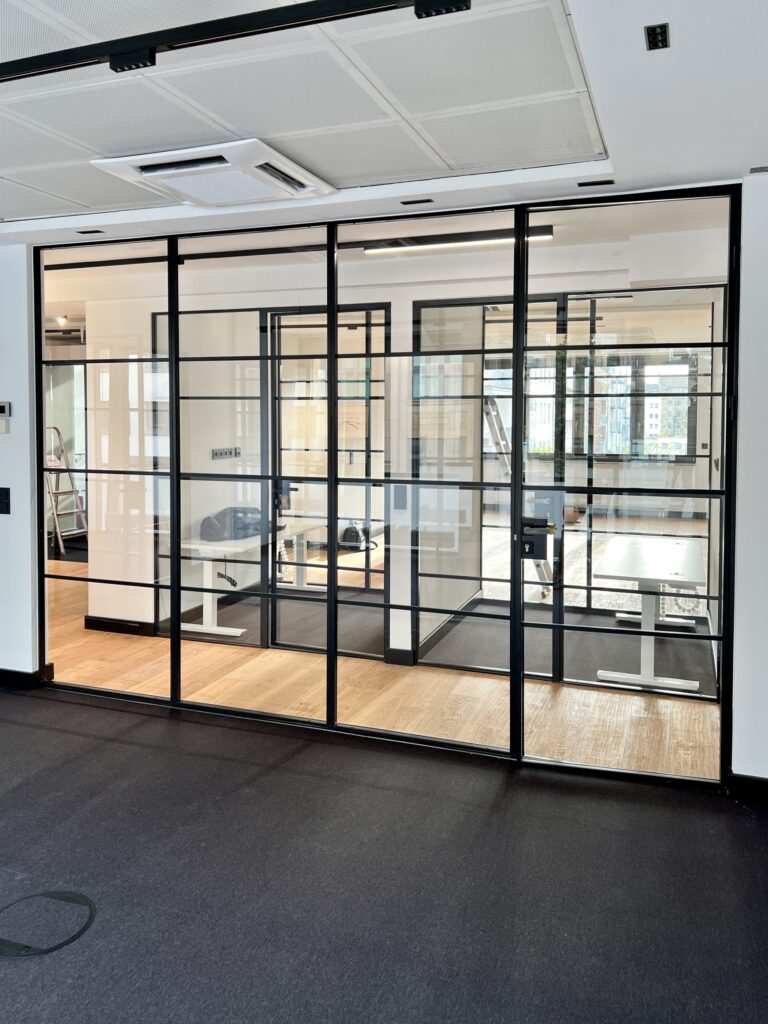 Loft Glastüren mit Sprossen Polo4 und Parkettboden