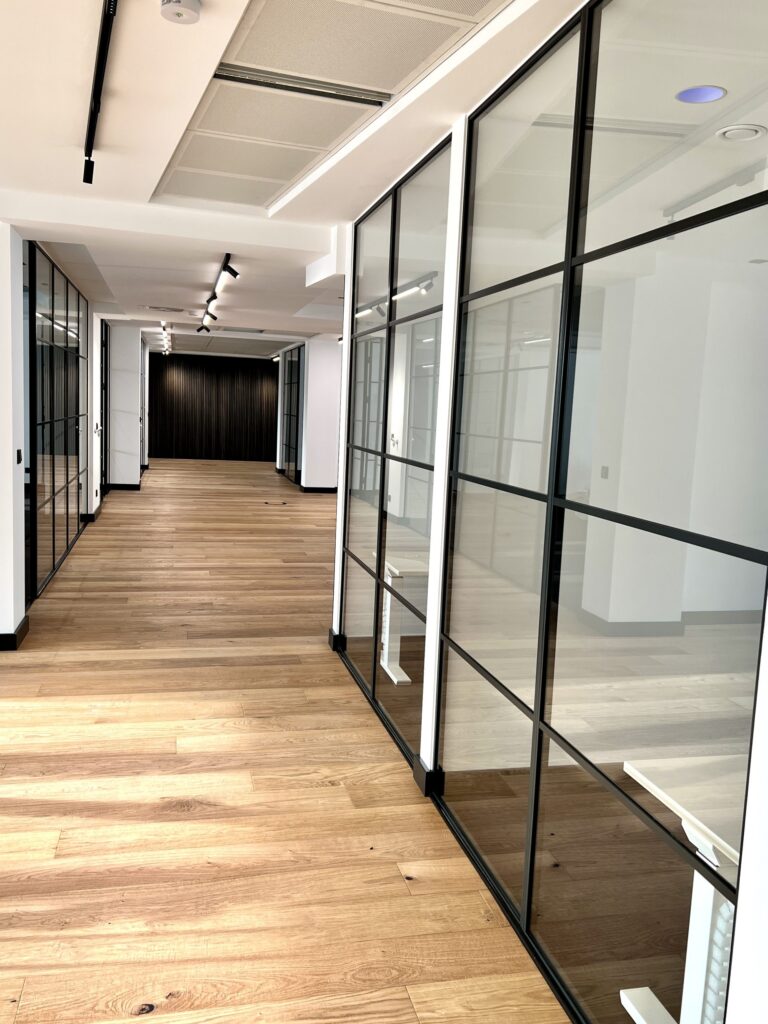 Loft Glastüren mit Sprossen Polo4 und Parkettboden