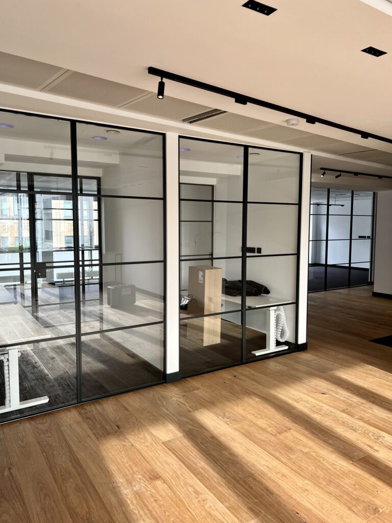 Lofttrennwand für Videocall-Zone im Büro – Umsetzung in Düsseldorf