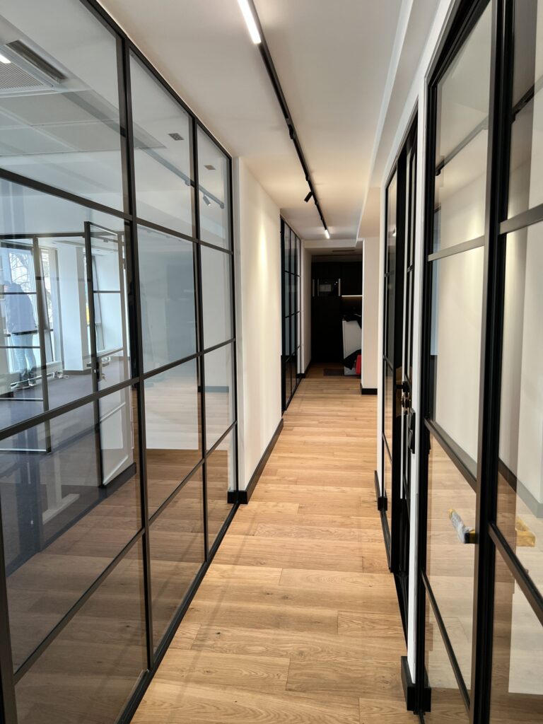 Loft Glastüren mit Sprossen Polo4 und Parkettboden