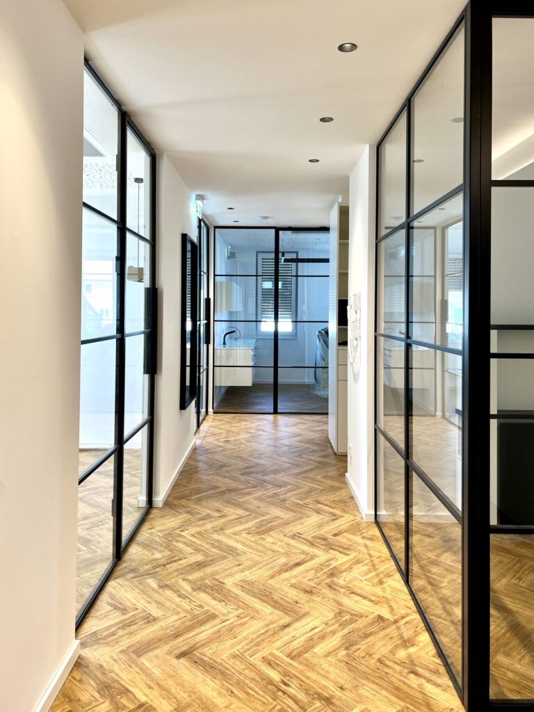 Loft Glastüranlage als Raumteiler in Praxis