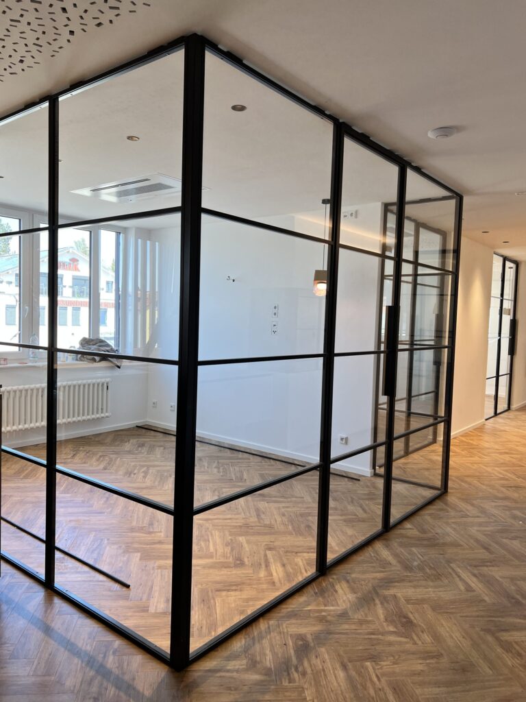 Lofttür als Raumteiler in moderner Zahnarztpraxis – Maßanfertigung mit Stahlrahmen