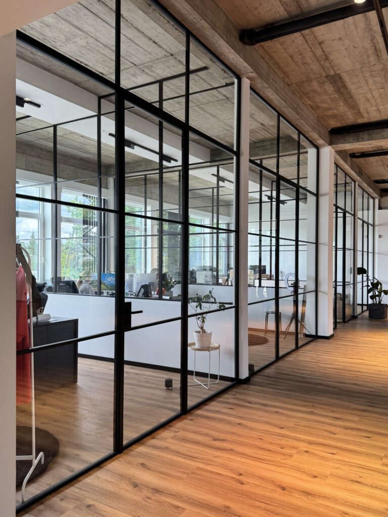 Loft-Trennwände aus Glas für 5 Büroräume – Projekt in Köln