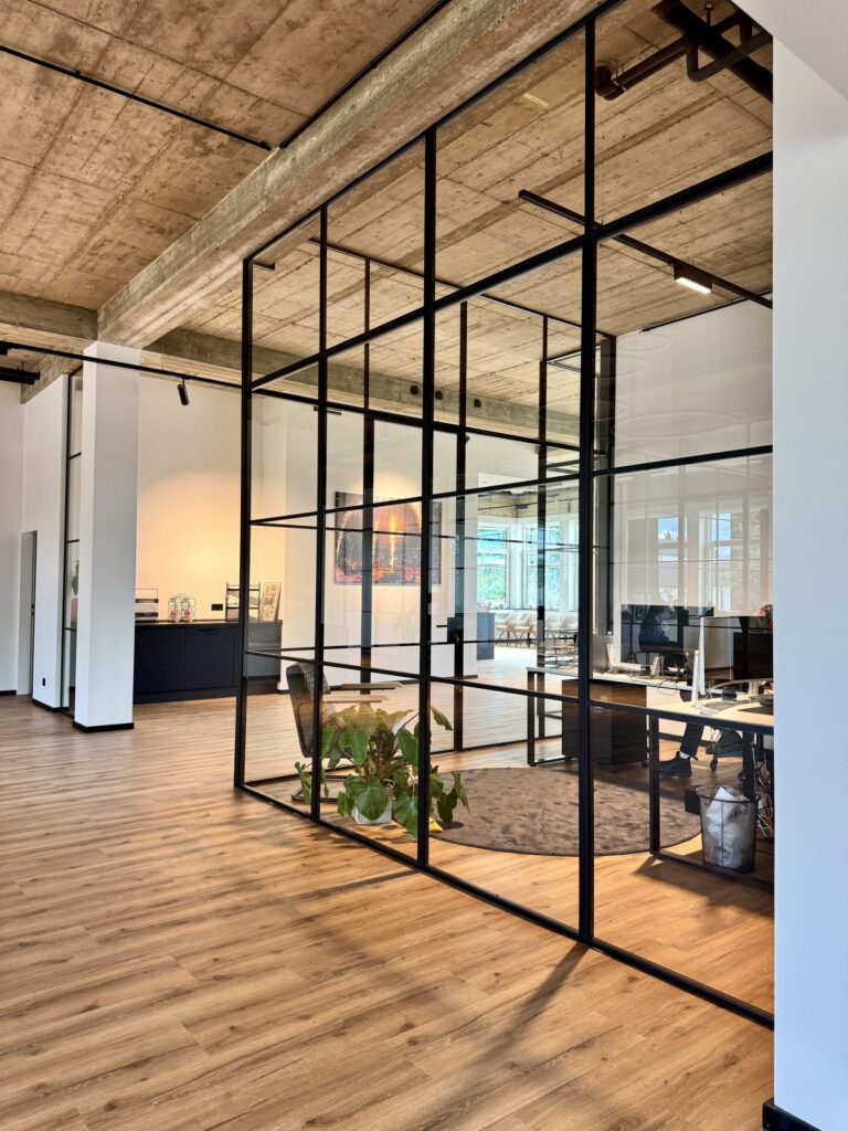 Loft-Glaswürfel als Konferenz- und Büroraum – Projekt in Köln