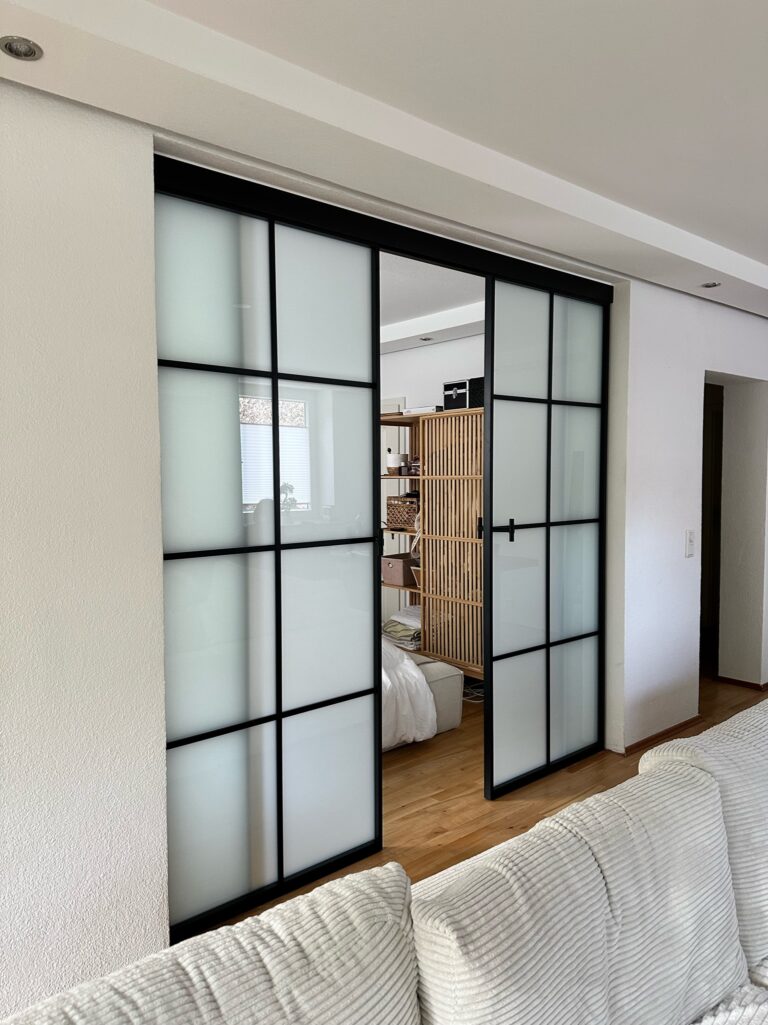 Loft-Schiebetür mit Milchglas und seitlichen Fixelementen für Schlafzimmerzugang