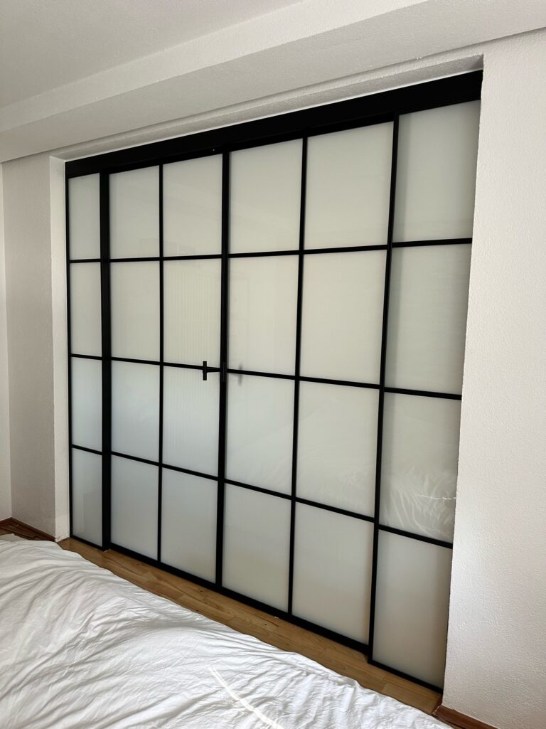 Loft-Schiebetür mit Milchglas und seitlichen Fixelementen für Schlafzimmerzugang