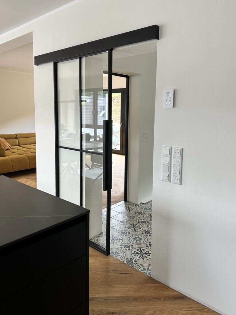 Einflügelige Schiebetür mit individuellem Cross-Design für die Küche – Projekt in Dortmund