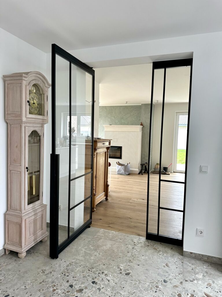 Pivot-Glastür mit Fixteil und Griffdesign als Highlight – Projekt in Frankfurt
