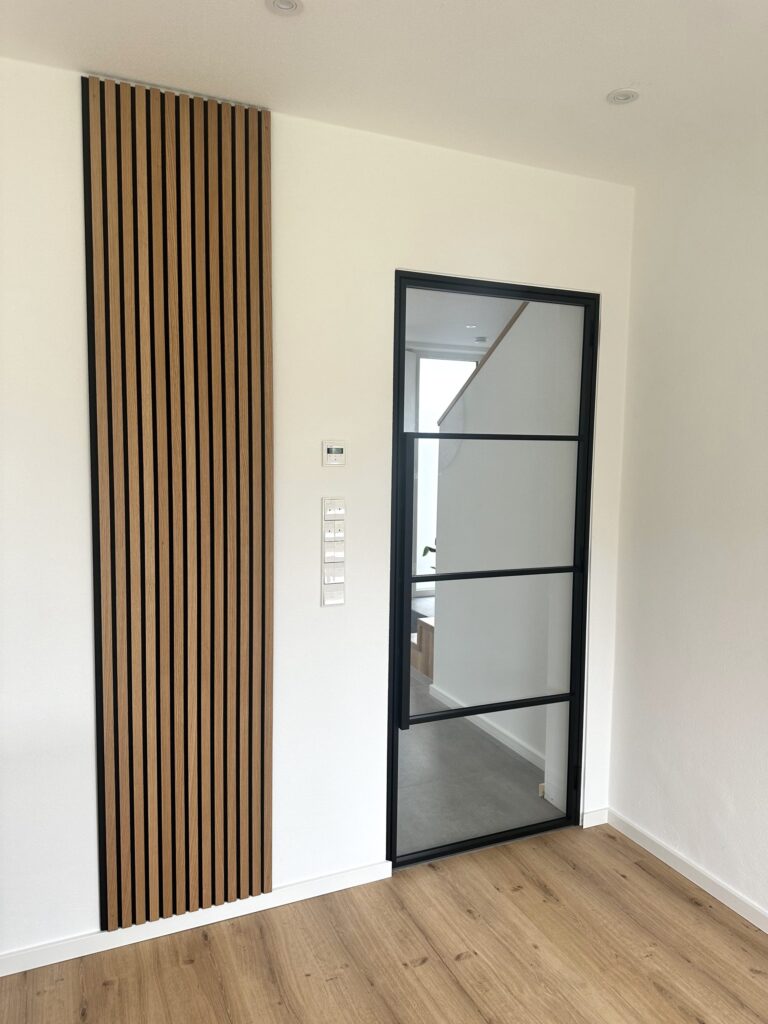 Einflügelige Lofttür mit Design Polo4 für Zimmer im EG