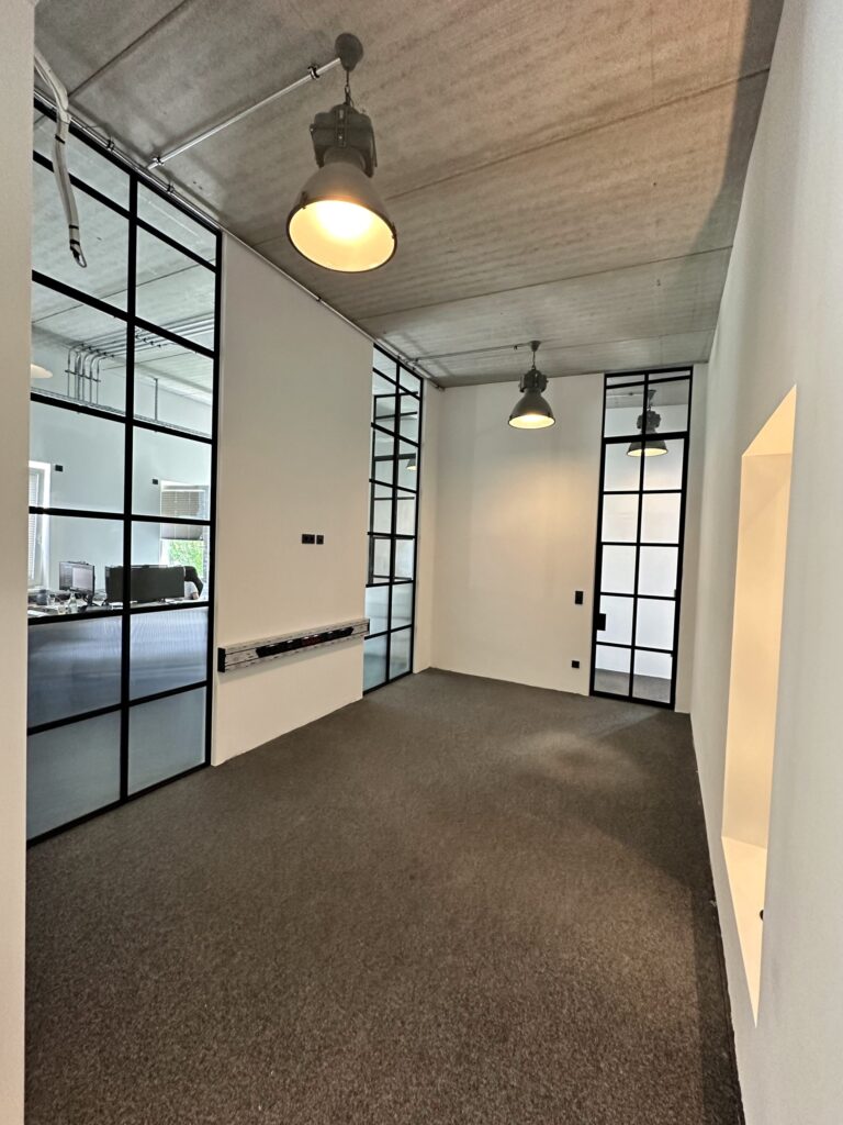 Große Loftverglasung mit Glastrennwand im PURE-Design