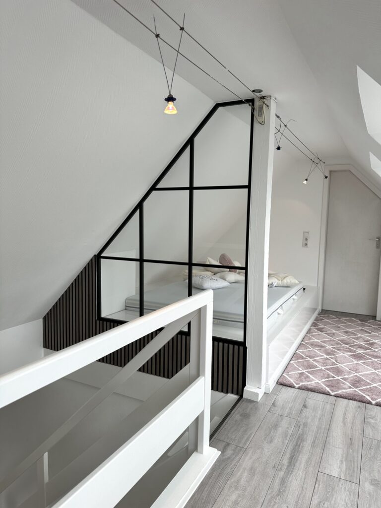 Fixelement unter Dachschräge als Raumtrenner im Loftstil – Projekt in Bayern