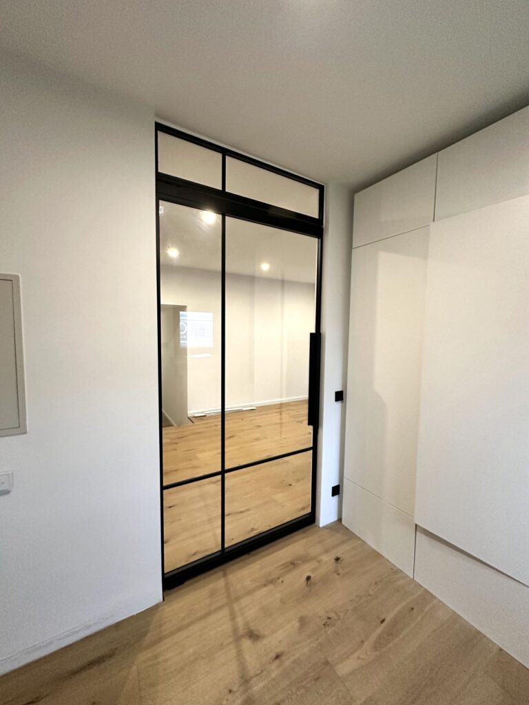 Pivot-Lofttür mit Oberlicht und Design Cross2 – Glastür mit Griff Levem