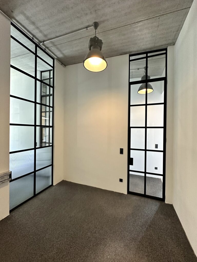 Große Loftverglasung mit Glastrennwand im PURE-Design