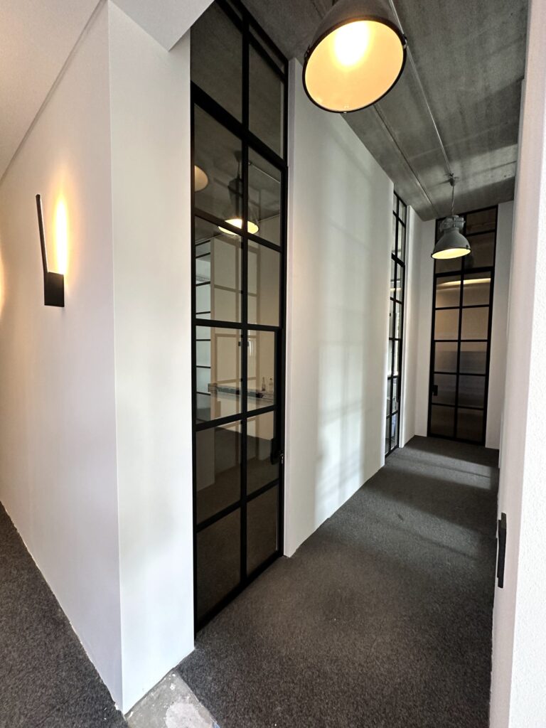 3m hohe Glastür mit Oberlicht im Loftdesign Büro