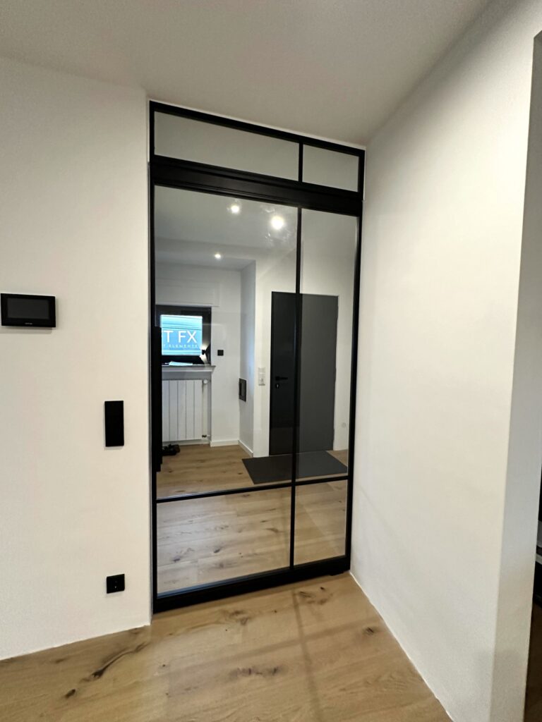 Pivot-Lofttür mit Oberlicht und Design Cross2 – Glastür mit Griff Levem